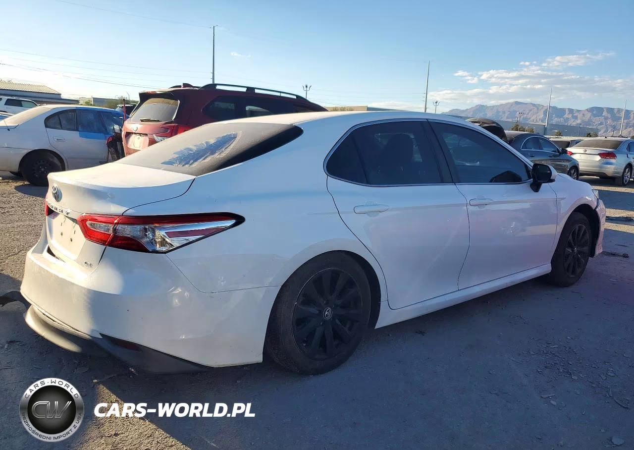 2018 Toyota Camry Le VIN:4T1B11HKXJU620720 - 3