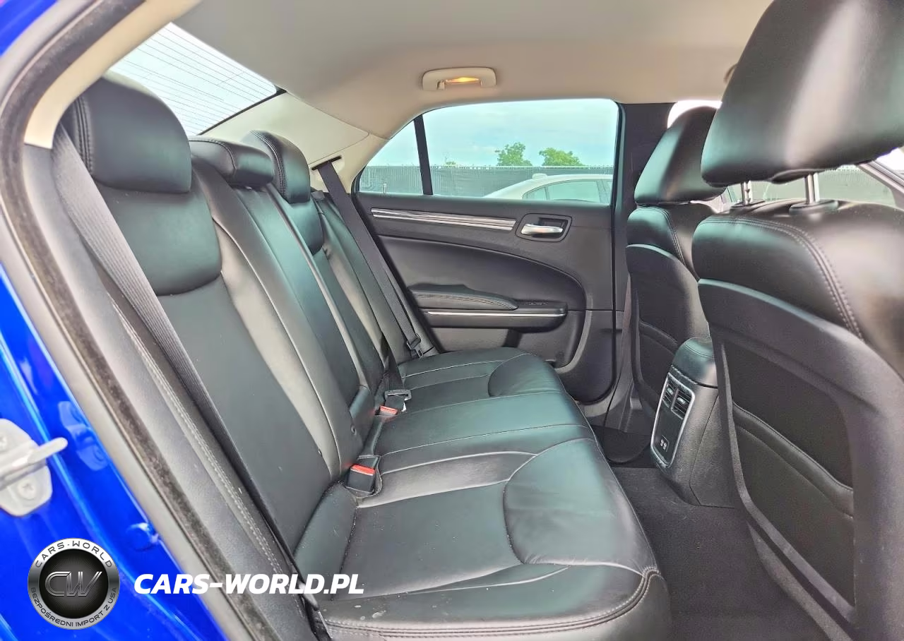 2019 Chrysler 300 Touring VIN:2C3CCAAGXKH561444 - 10