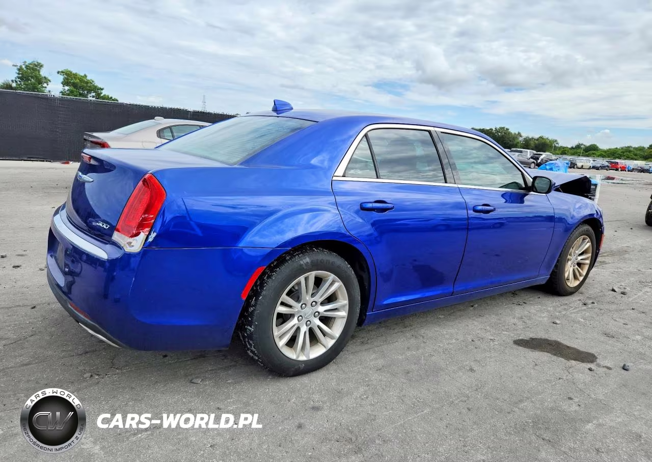 2019 Chrysler 300 Touring VIN:2C3CCAAGXKH561444 - 3