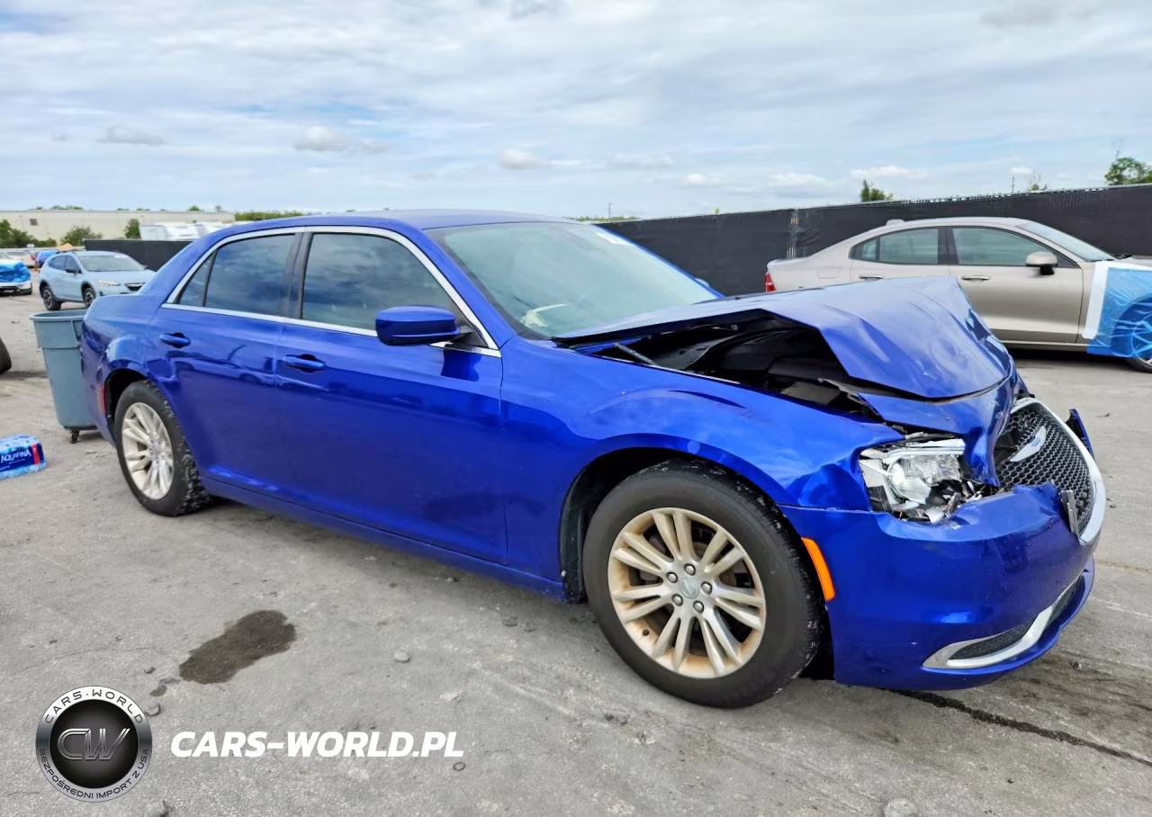 2019 Chrysler 300 Touring VIN:2C3CCAAGXKH561444 - 4