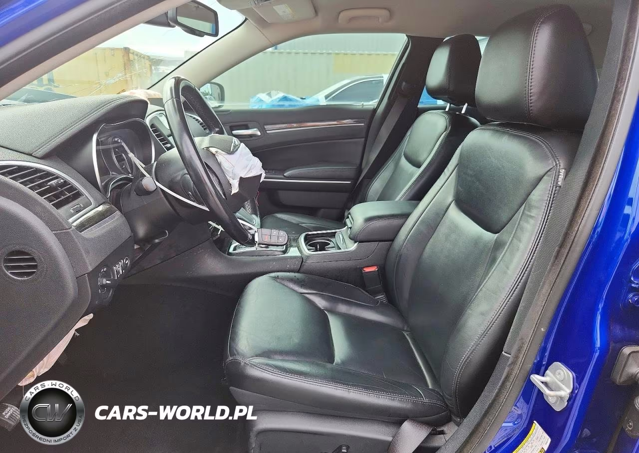 2019 Chrysler 300 Touring VIN:2C3CCAAGXKH561444 - 7