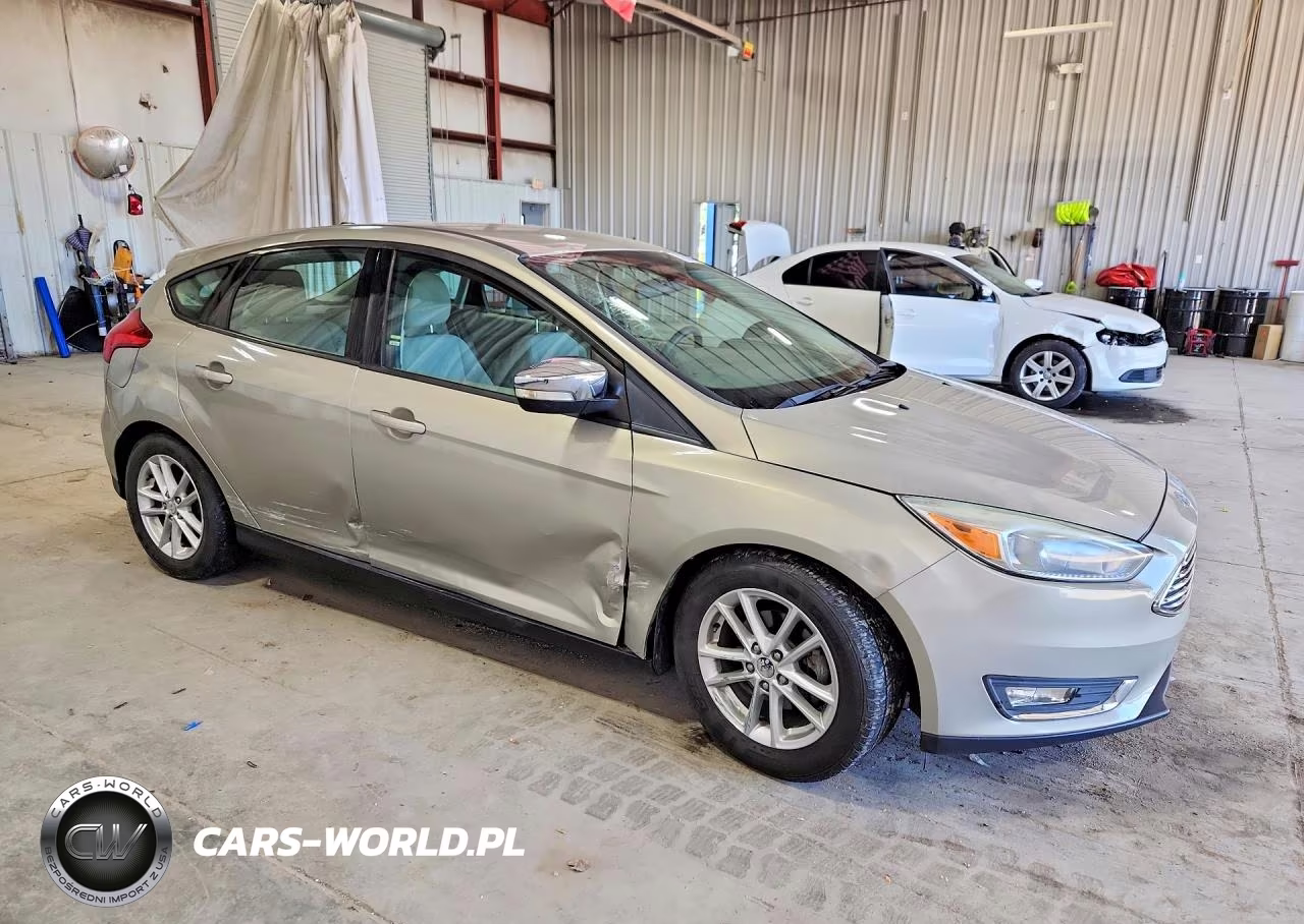 2016 Ford Focus Se VIN:1FADP3K22GL309111 - 4