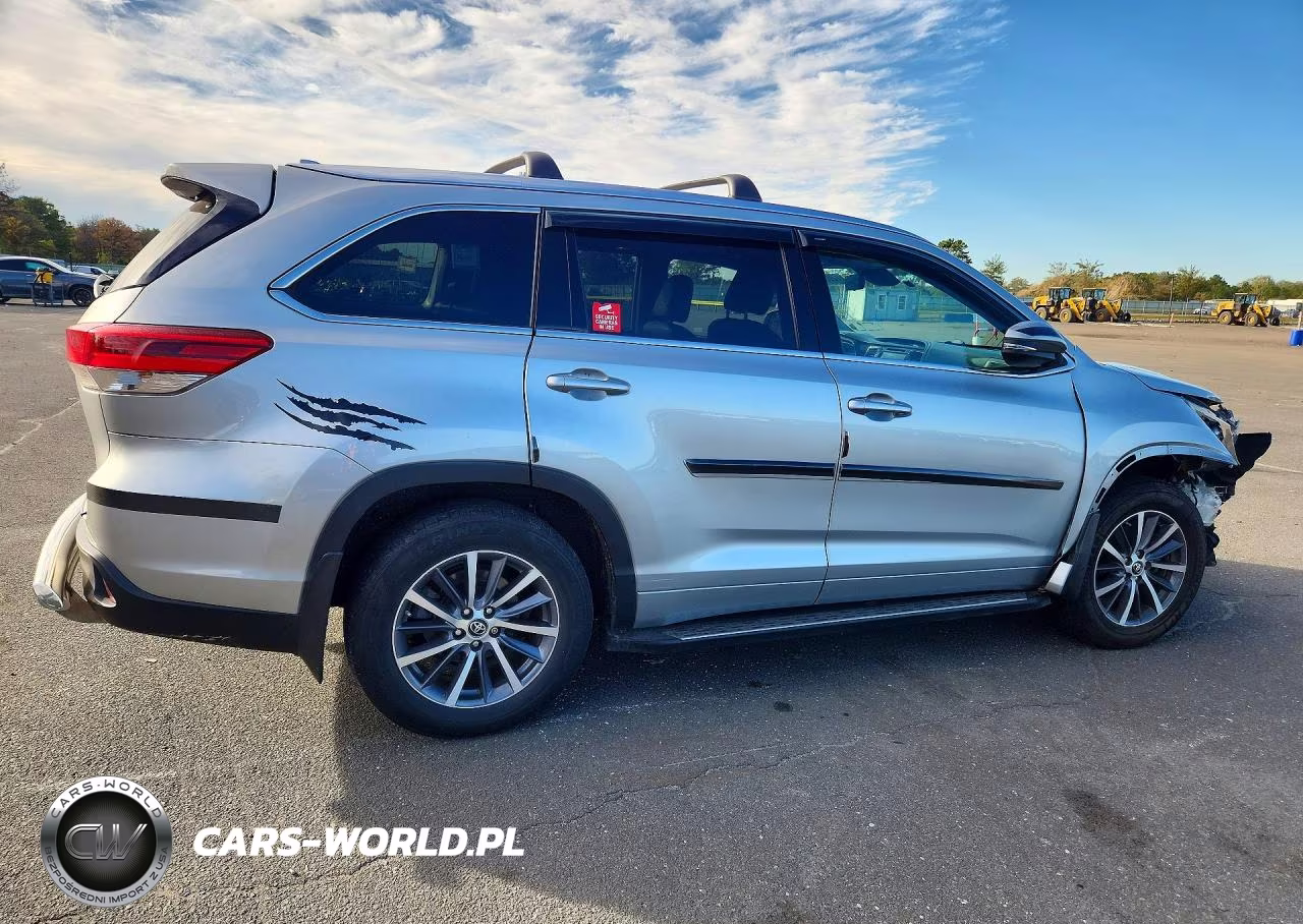 2018 Toyota Highlander Xle VIN:5TDJZRFH7JS552038 - 3