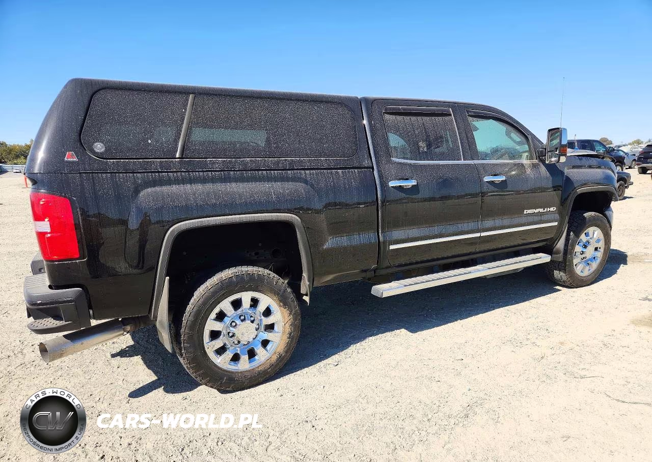 2018 GMC Sierra K2500 Denali VIN:1GT12UEYXJF158283 - 3