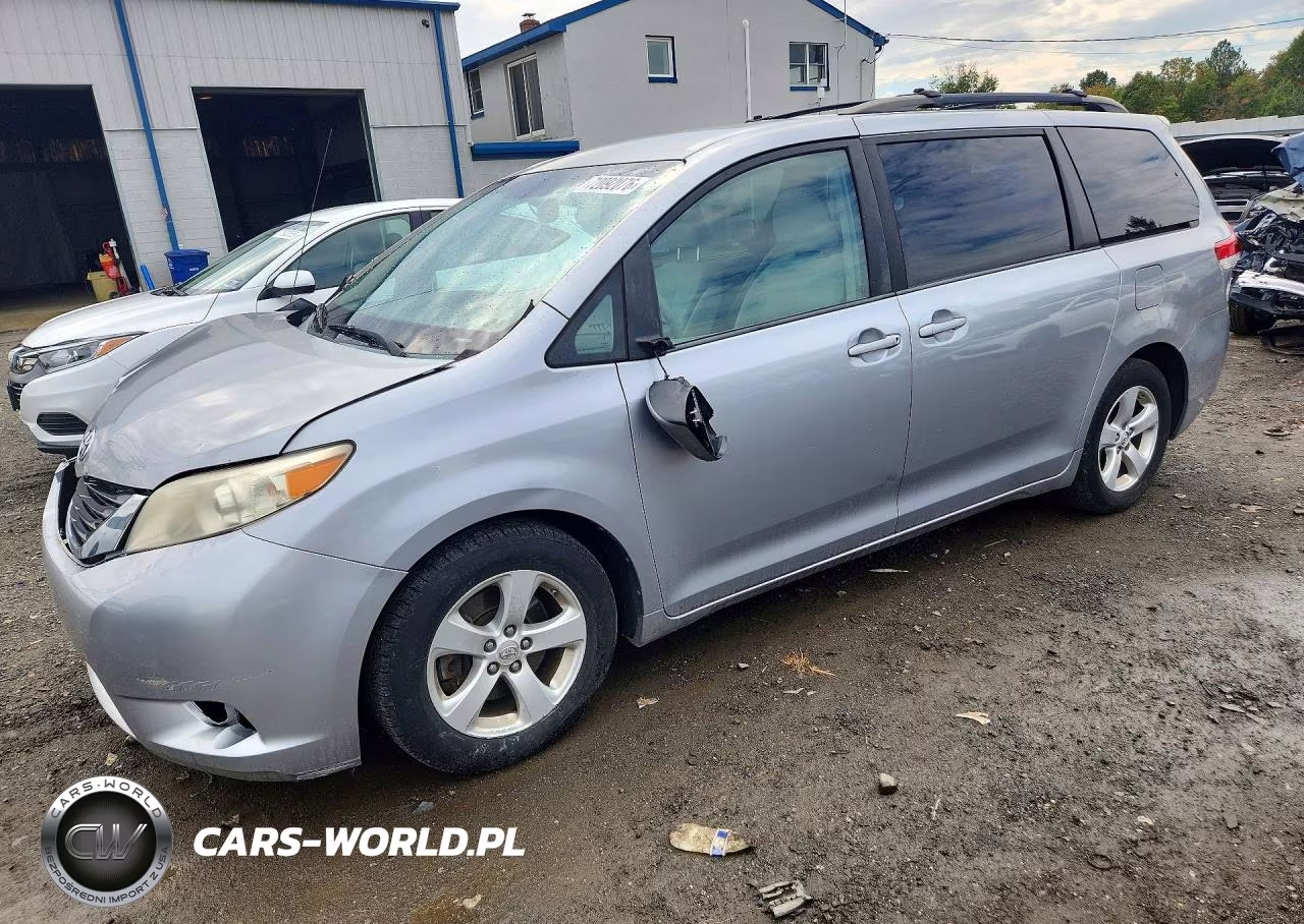 2012 Toyota Sienna Le – zdjęcie 1 z 13