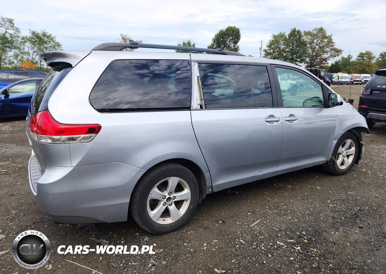 2012 Toyota Sienna Le VIN:5TDKK3DC9CS263971 - 3