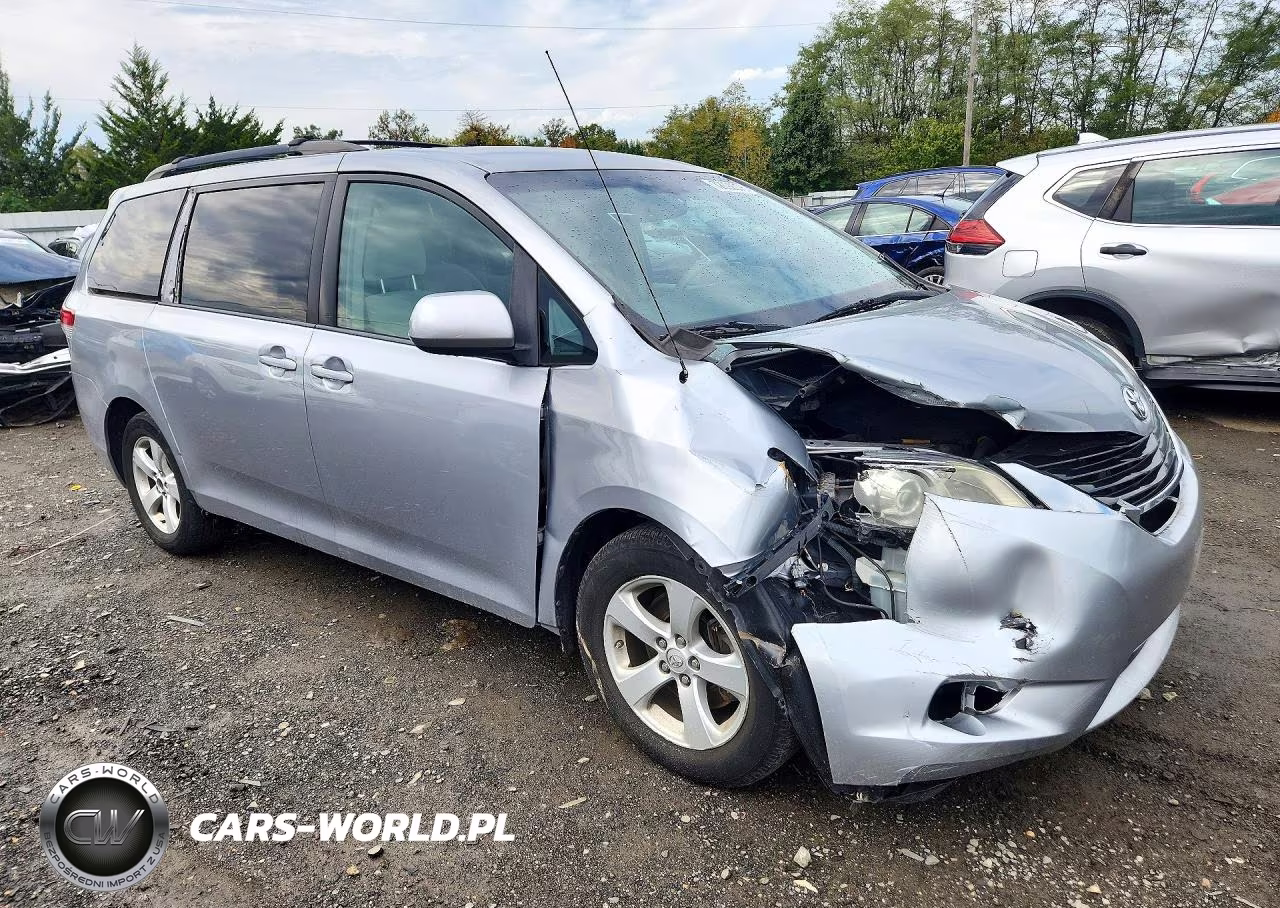 2012 Toyota Sienna Le VIN:5TDKK3DC9CS263971 - 4