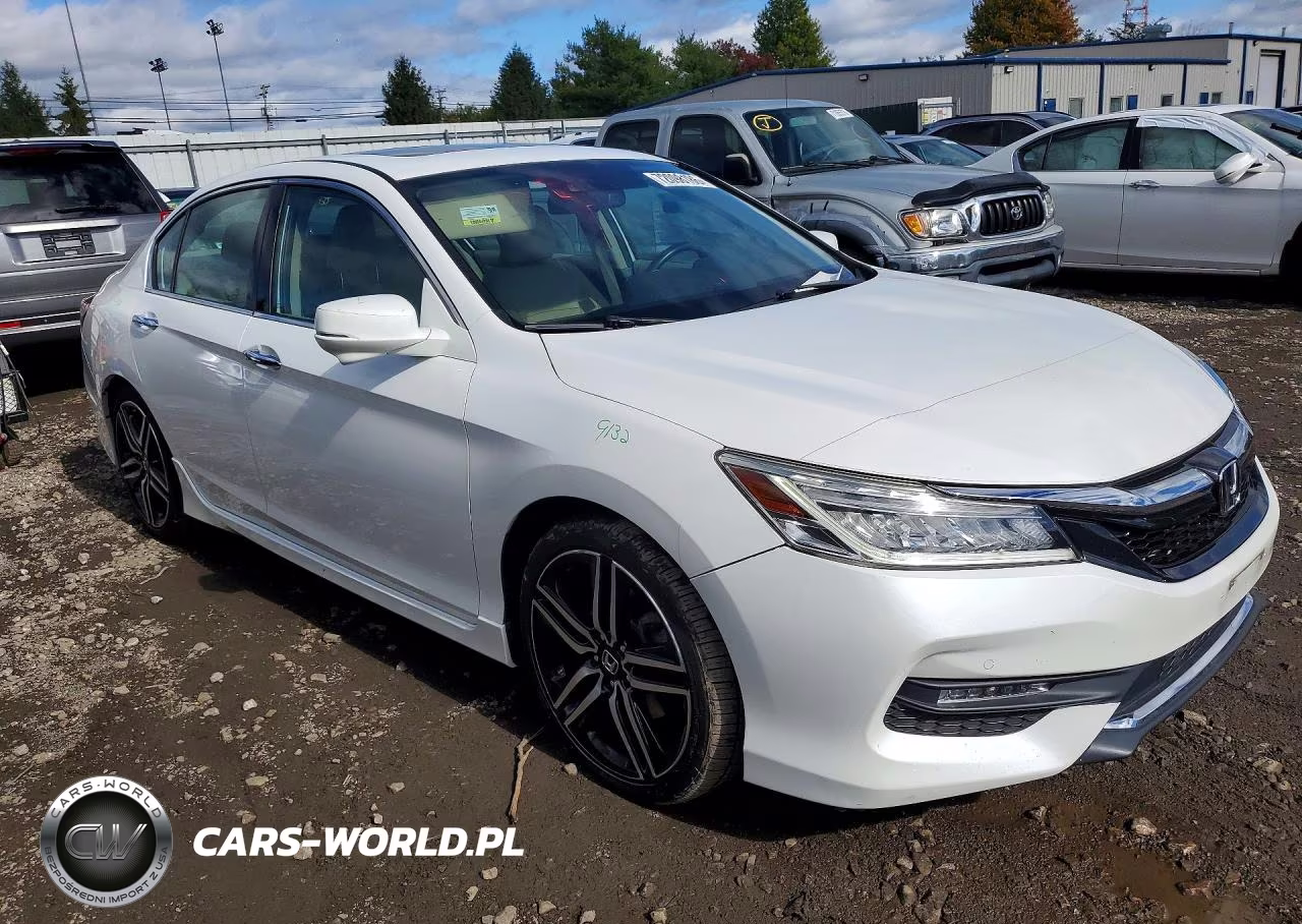 2017 Honda Accord Touring VIN:1HGCR3F90HA018015 - 4