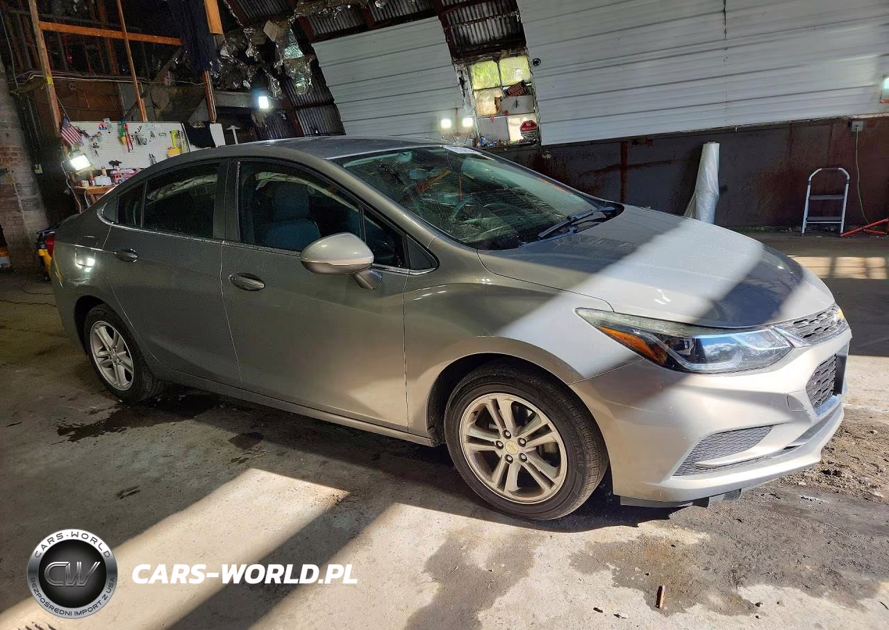 2018 Chevrolet Cruze Lt VIN:1G1BE5SMXJ7123880 - 4