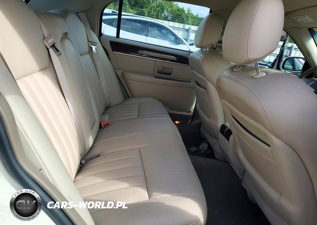 2005 Lincoln Town Car Signature VIN:1LNHM81W75Y649243 - 10