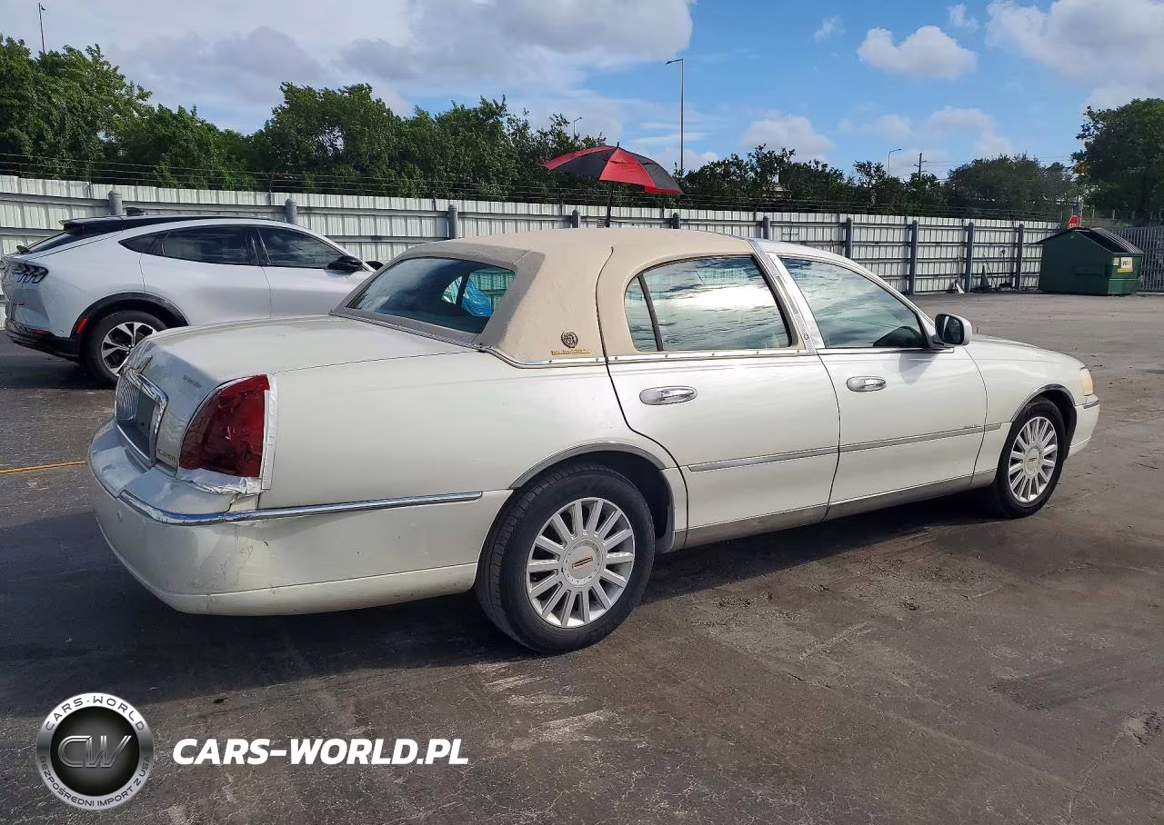 2005 Lincoln Town Car Signature VIN:1LNHM81W75Y649243 - 3
