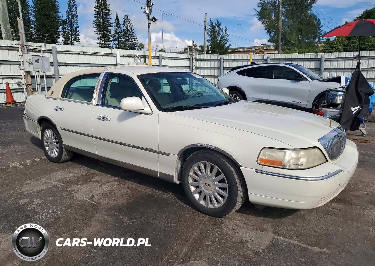 2005 Lincoln Town Car Signature VIN:1LNHM81W75Y649243 - 4