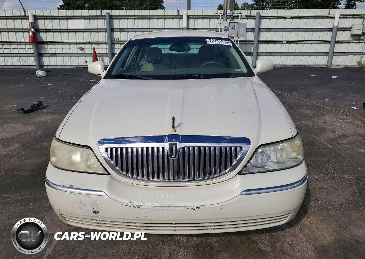 2005 Lincoln Town Car Signature VIN:1LNHM81W75Y649243 - 5