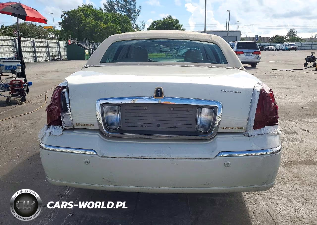 2005 Lincoln Town Car Signature VIN:1LNHM81W75Y649243 - 6
