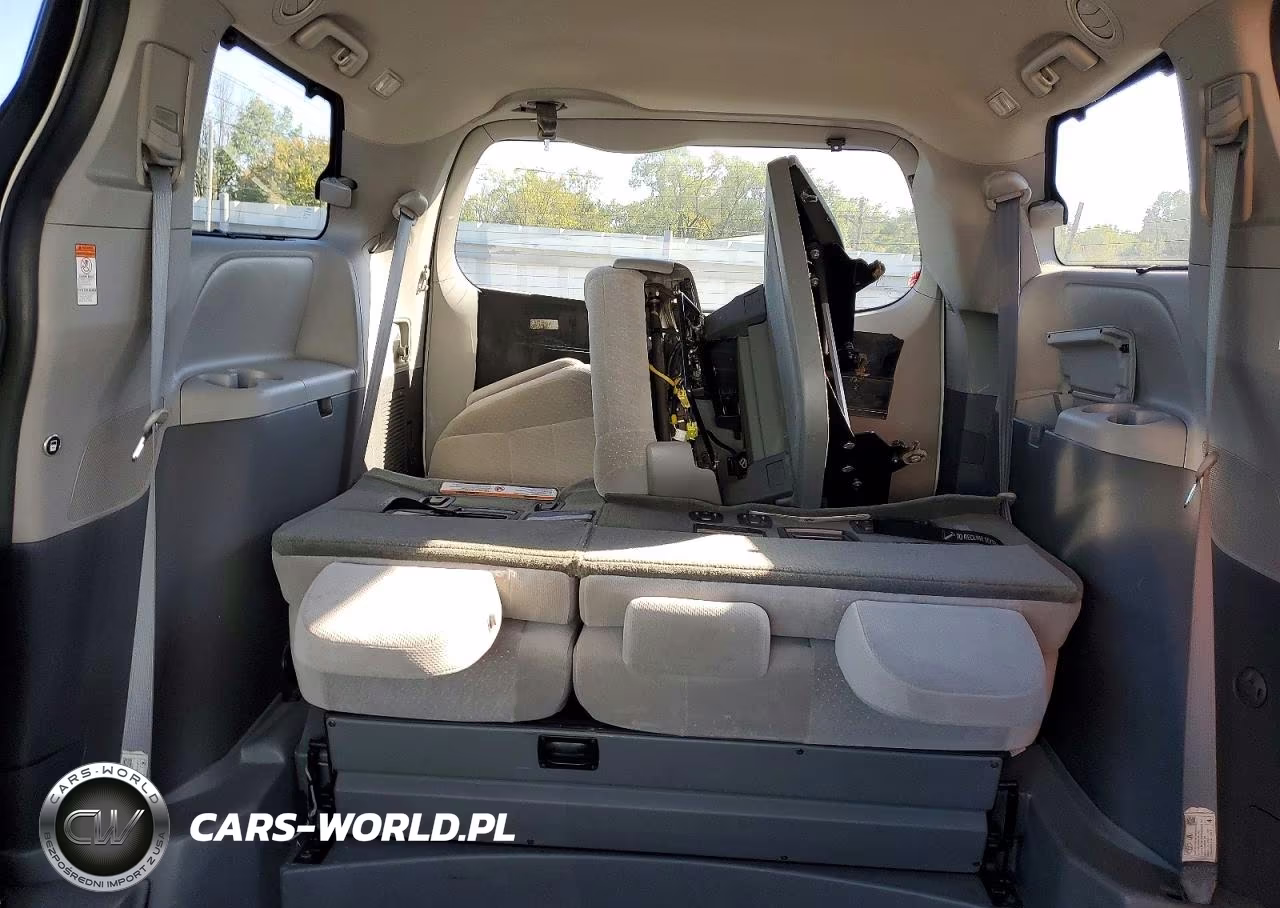 2017 Toyota Sienna Le VIN:5TDKZ3DC3HS876493 - 10