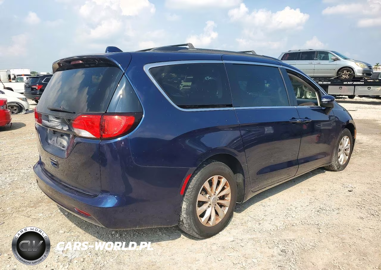 2017 Chrysler Pacifica Touring VIN:2C4RC1DG1HR571915 - 3