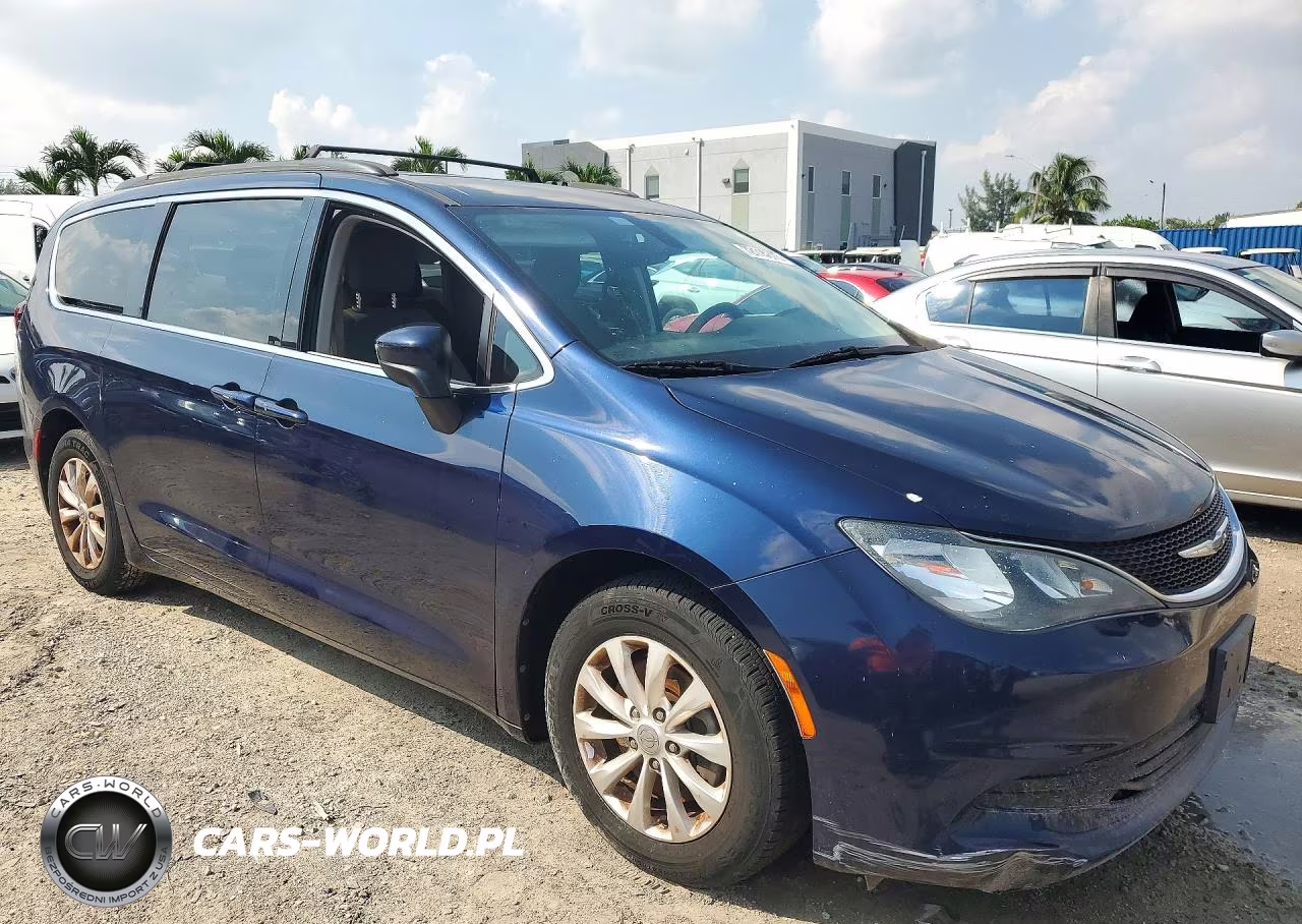 2017 Chrysler Pacifica Touring VIN:2C4RC1DG1HR571915 - 4