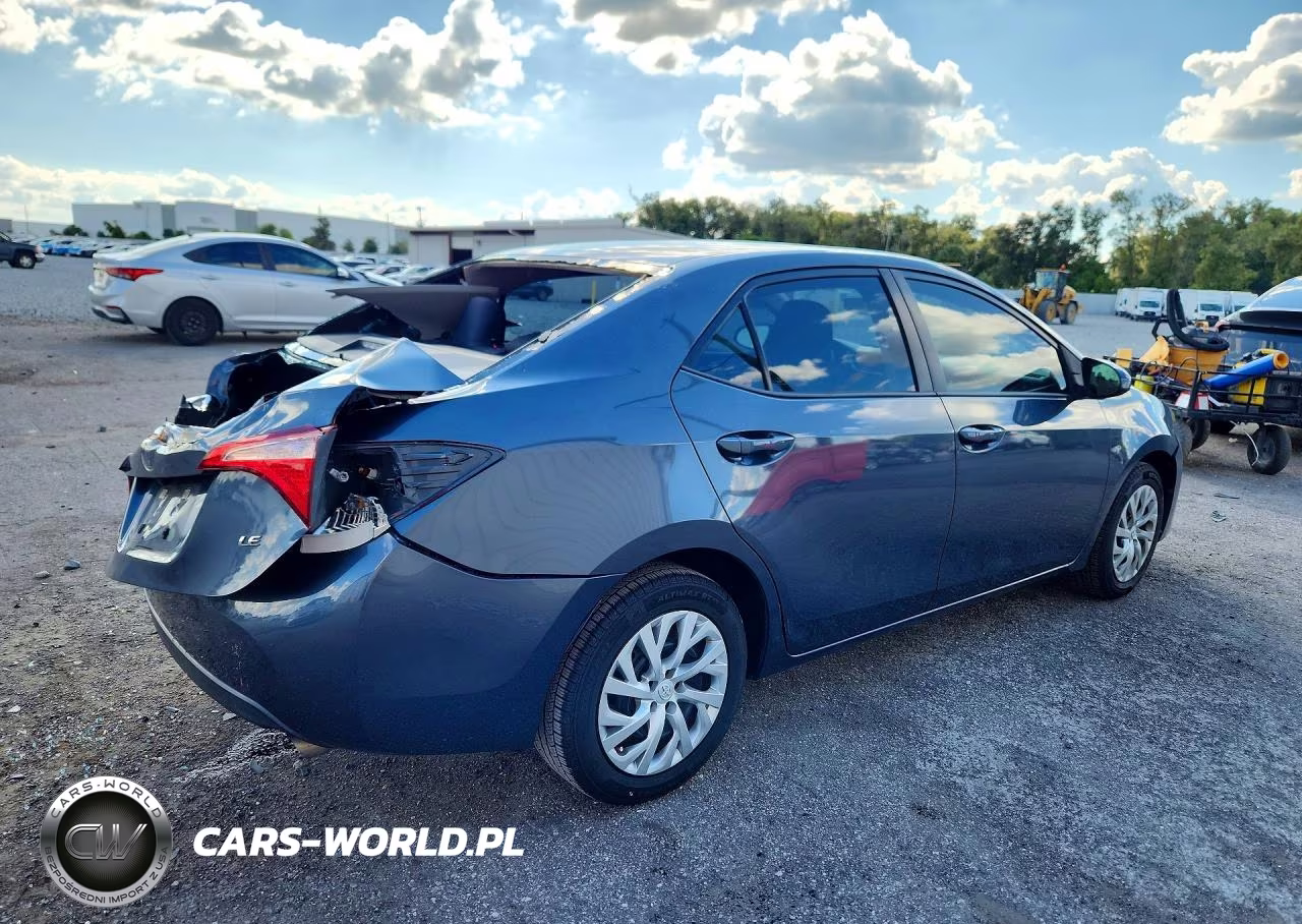 2018 Toyota Corolla Le VIN:5YFBURHE9JP837144 - 3