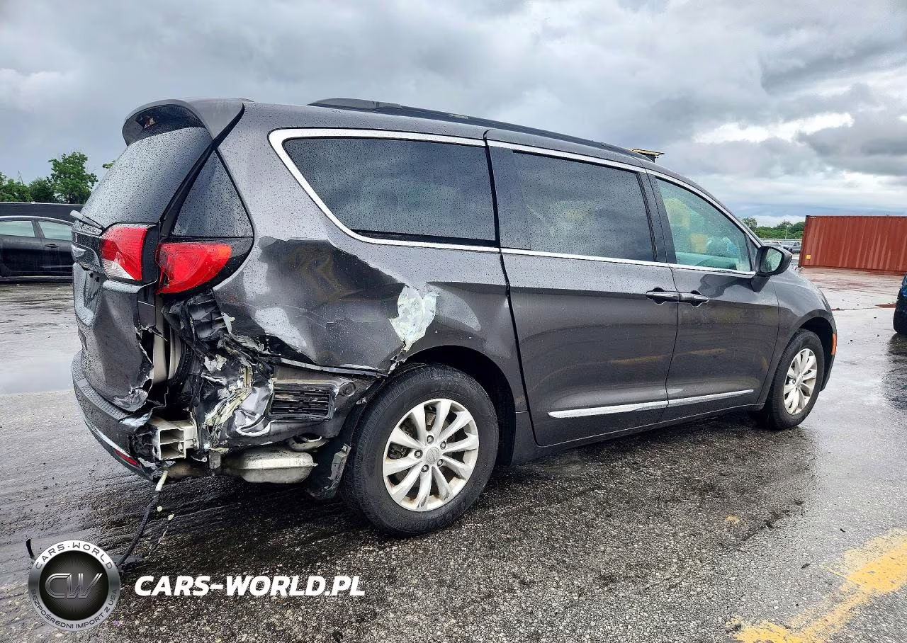 2017 Chrysler Pacifica Touring L VIN:2C4RC1BG5HR667436 - 3