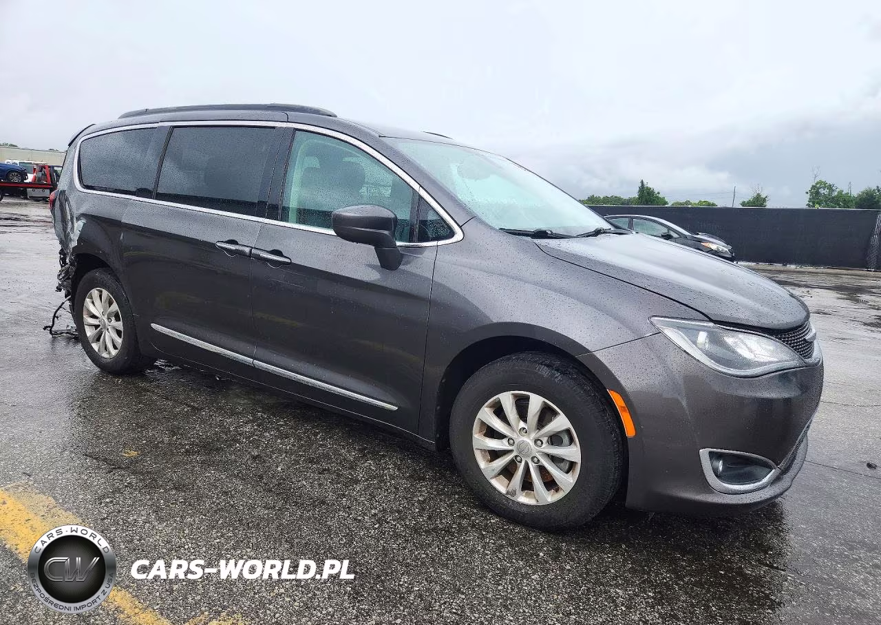 2017 Chrysler Pacifica Touring L VIN:2C4RC1BG5HR667436 - 4