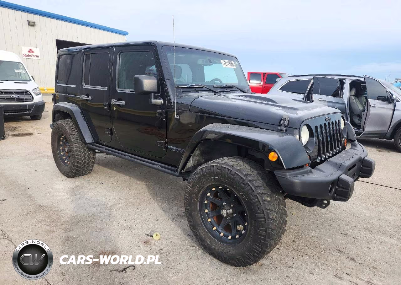 2013 Jeep Wrangler Unlimited Sahara VIN:1C4HJWEG5DL580603 - 4