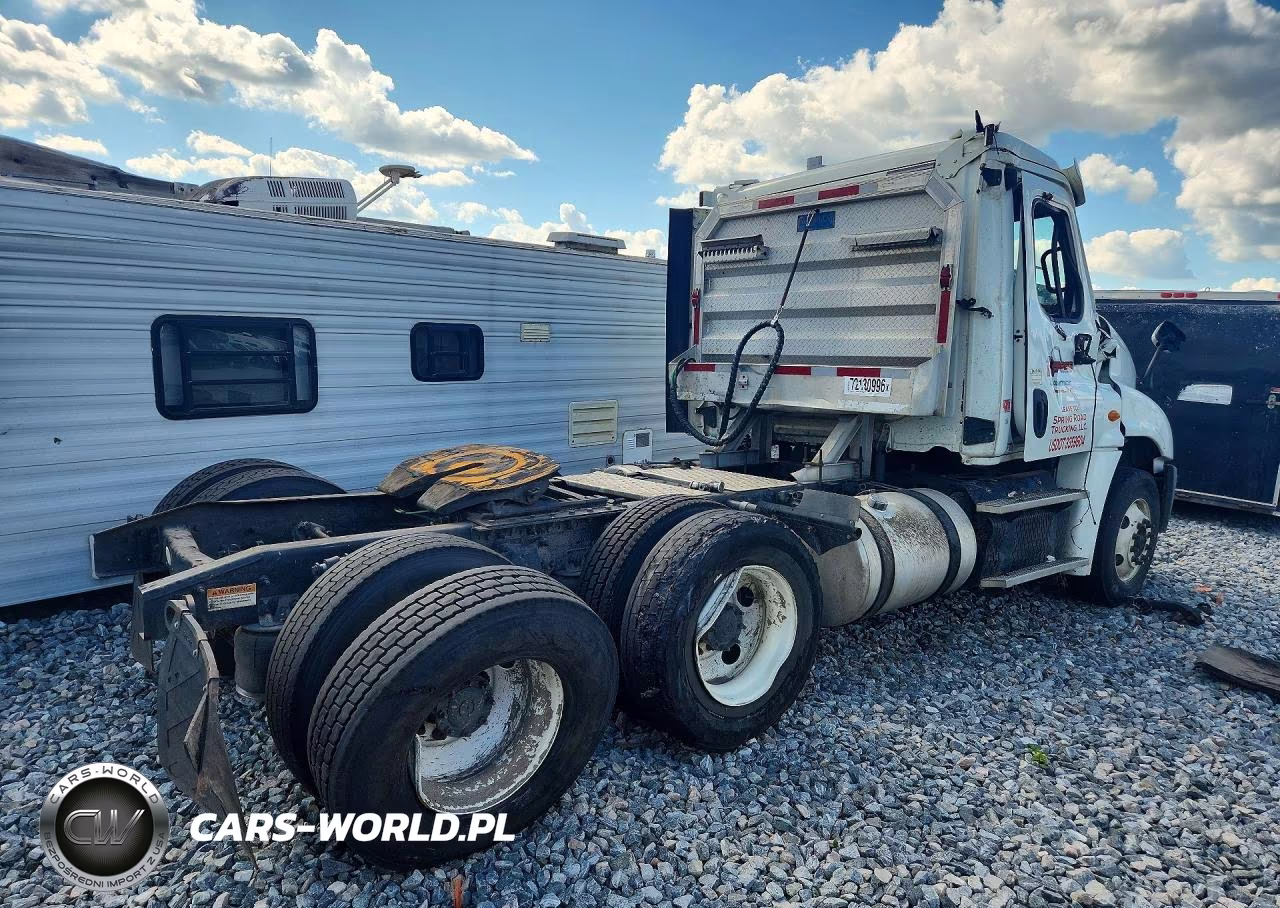 2014 Freightliner Cascadia Semi Truck VIN:3AKJGEBG1ESFS2178 - 3