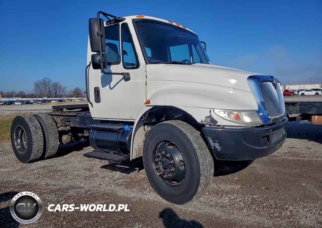 2002 International 4400 Semi Truck