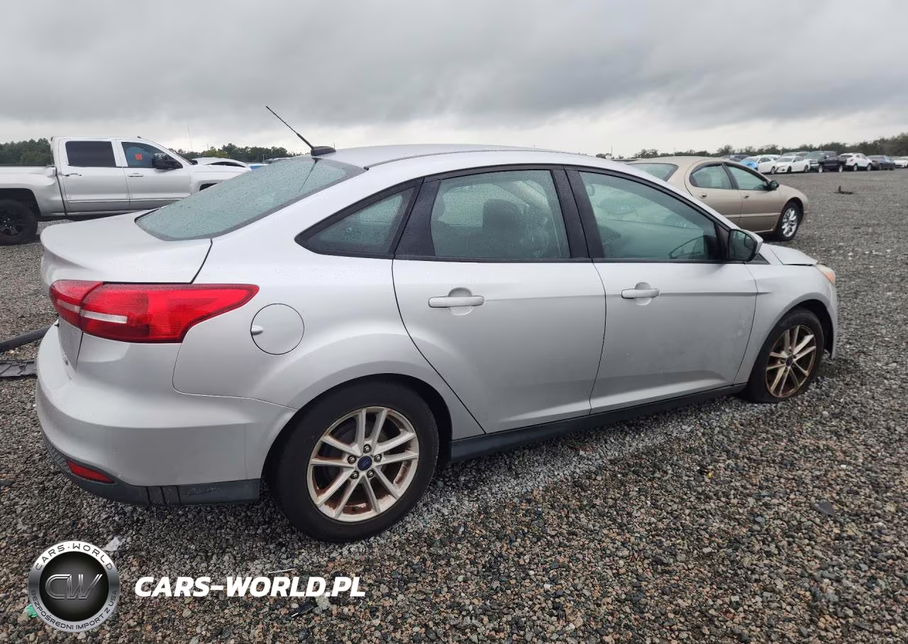 2018 Ford Focus Se VIN:1FADP3F2XJL324439 - 3