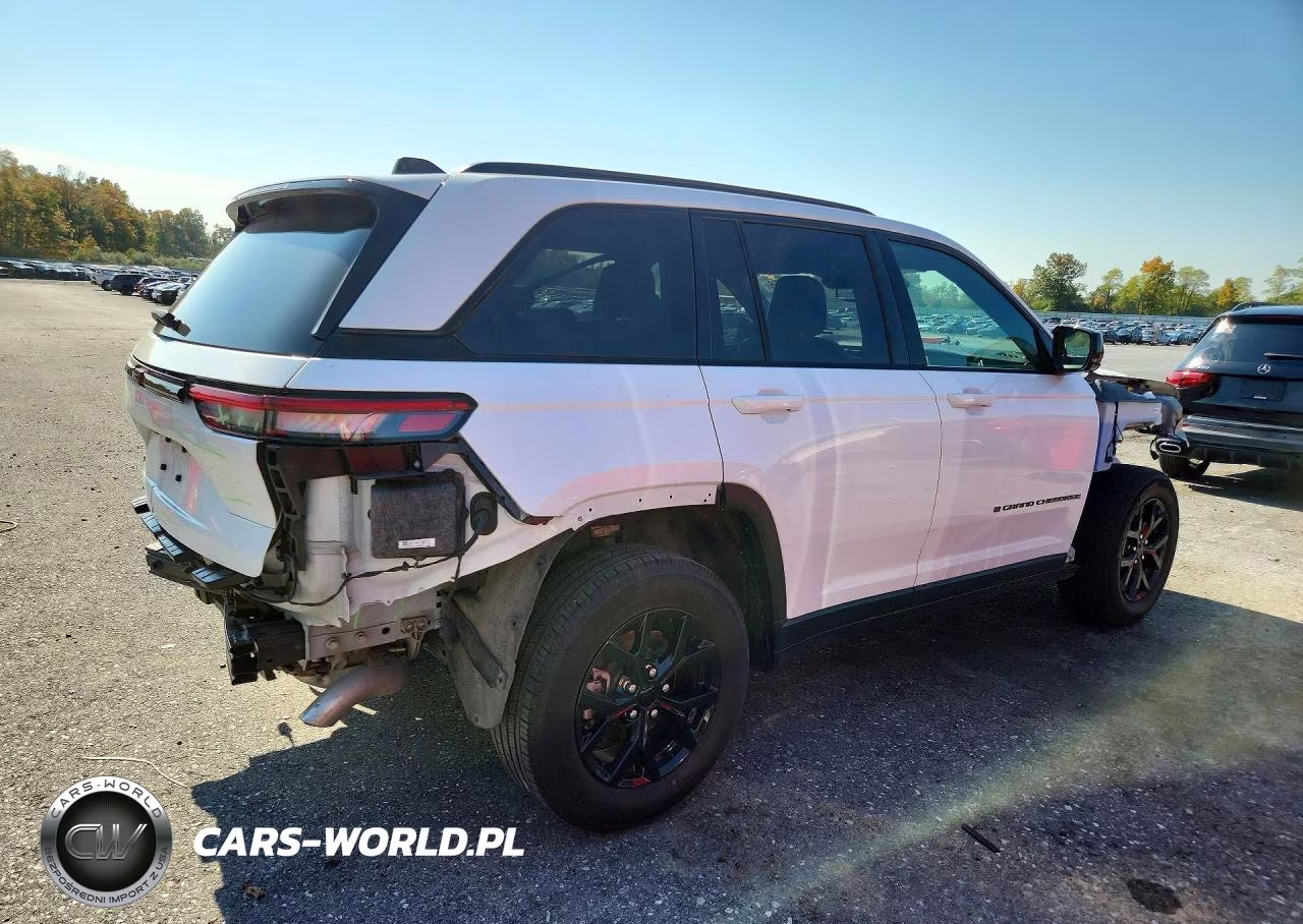 2024 Jeep Grand Cherokee Laredo VIN:1C4RJHAG3R8574931 - 3