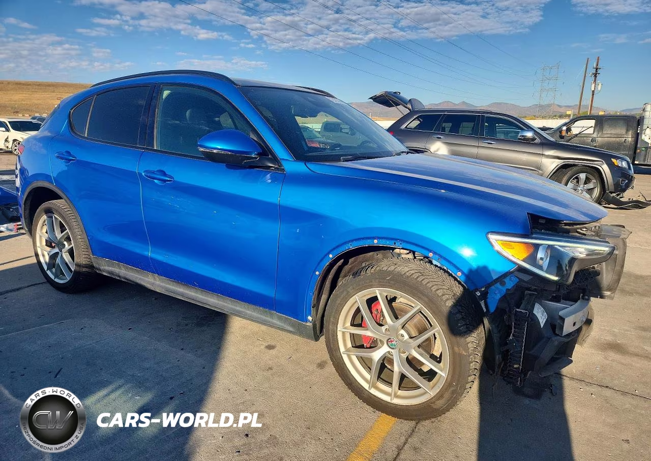 2018 Alfa Romeo Stelvio Ti Sport VIN:ZASFAKNN7J7B95389 - 4