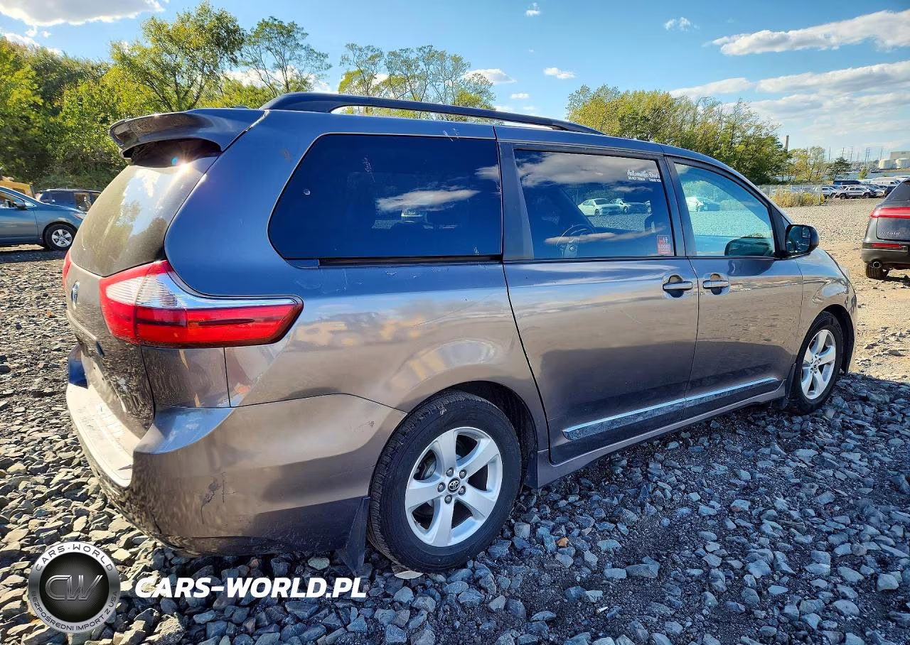 2018 Toyota Sienna Le VIN:5TDKZ3DC5JS902274 - 3