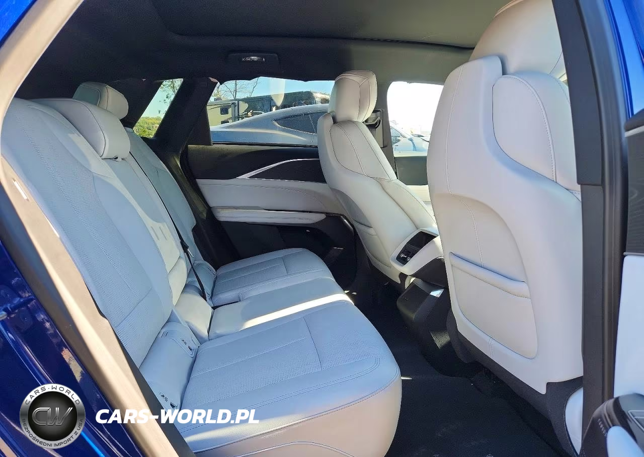 2024 Cadillac Lyriq Luxury VIN:1GYKPPRL0RZ139476 - 11