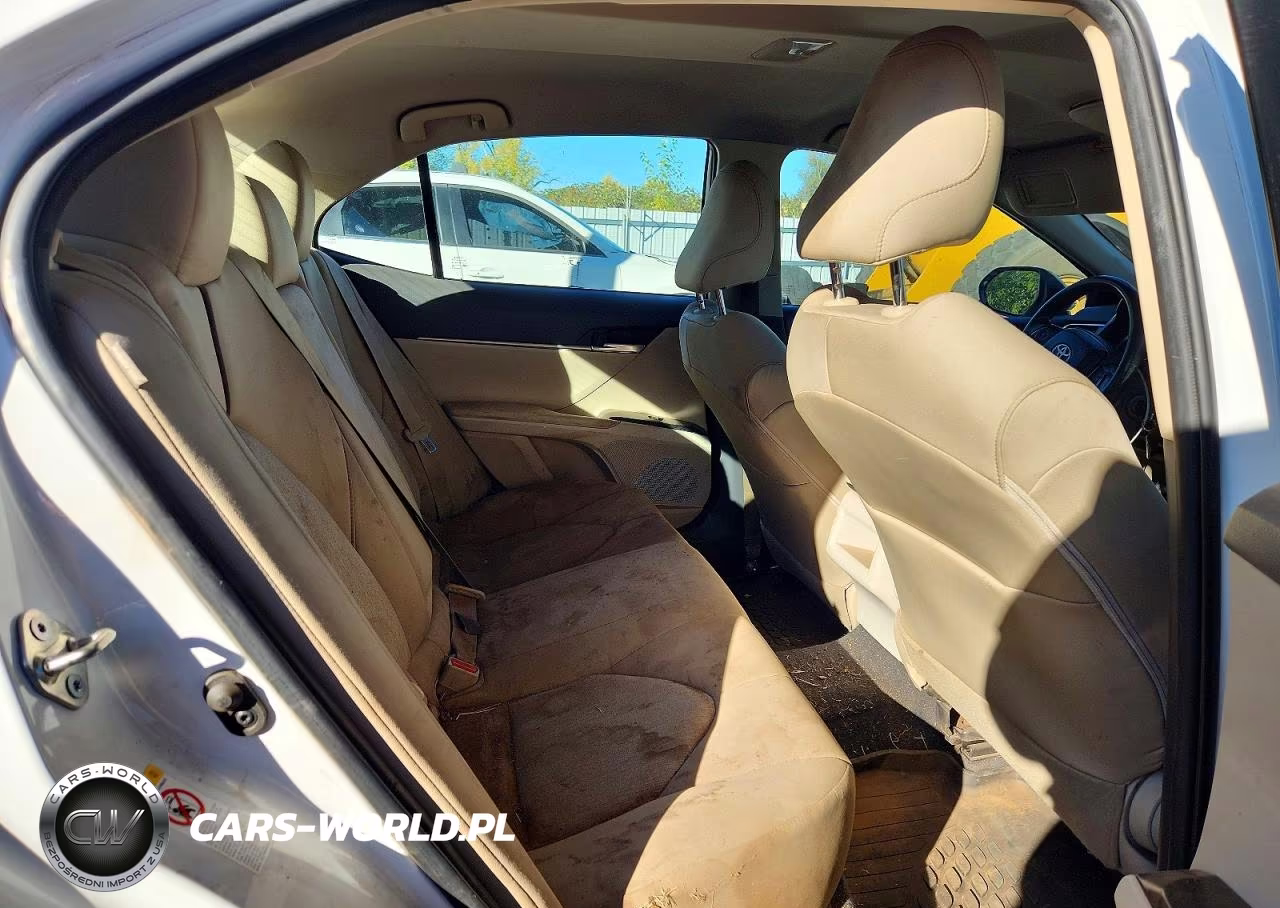 2018 Toyota Camry Le VIN:4T1B11HK2JU062636 - 10