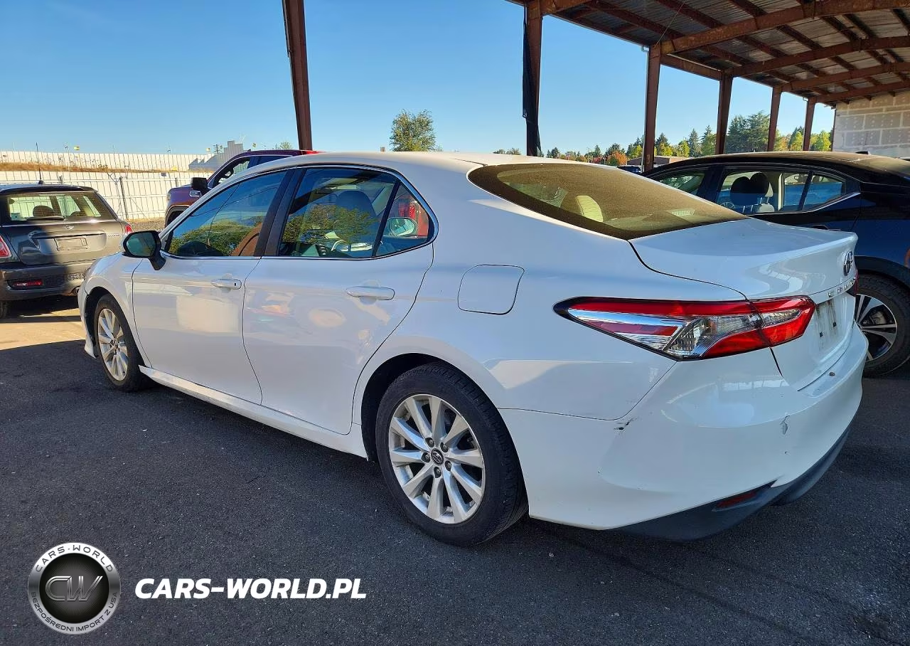 2018 Toyota Camry Le VIN:4T1B11HK2JU062636 - 2