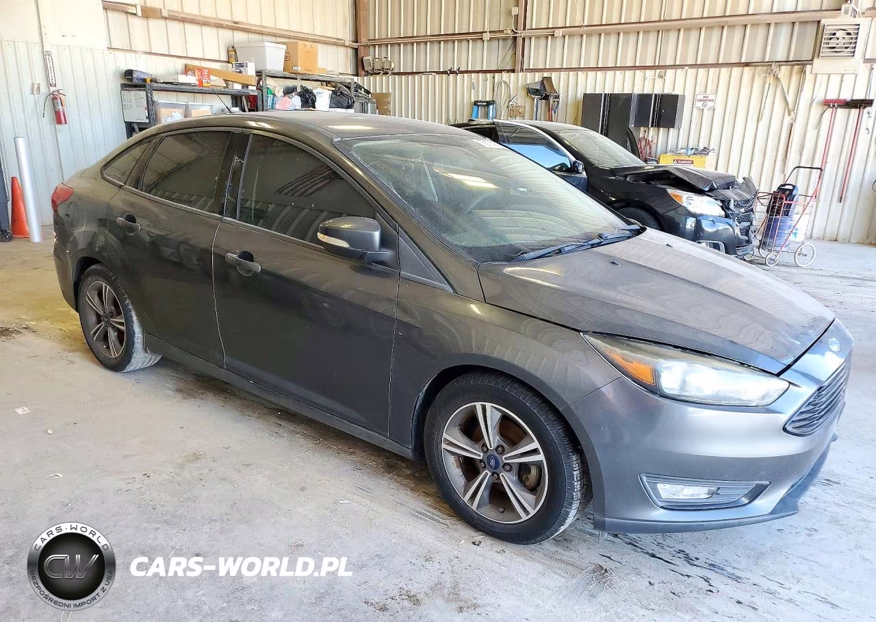 2017 Ford Focus Se VIN:1FADP3FEXHL305975 - 4