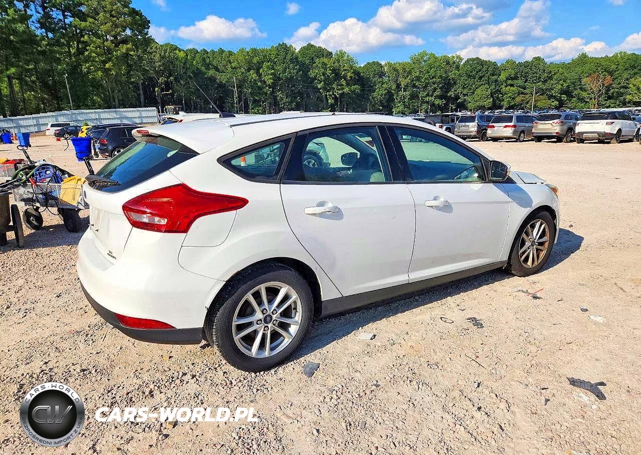 2015 Ford Focus Se VIN:1FADP3K23FL270656 - 3