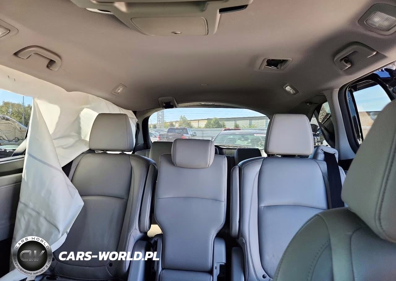 2018 Honda Odyssey Touring VIN:5FNRL6H86JB001541 - 10