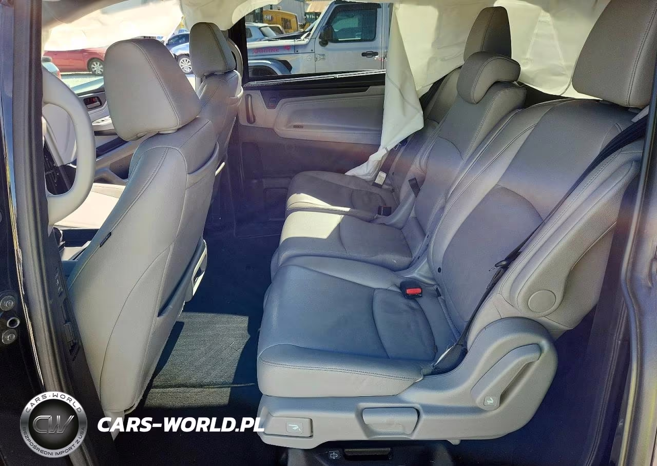 2018 Honda Odyssey Touring VIN:5FNRL6H86JB001541 - 11