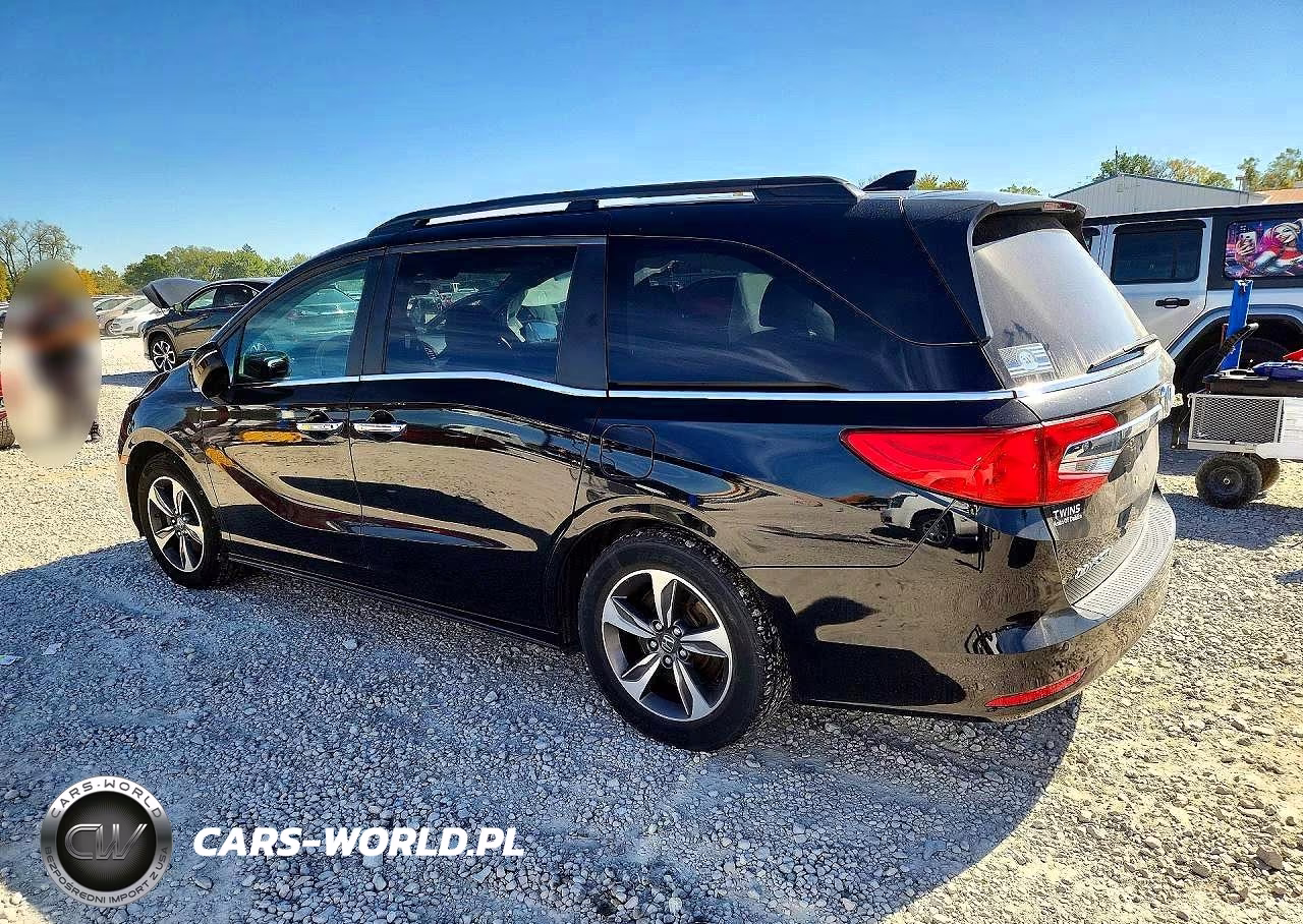 2018 Honda Odyssey Touring VIN:5FNRL6H86JB001541 - 2