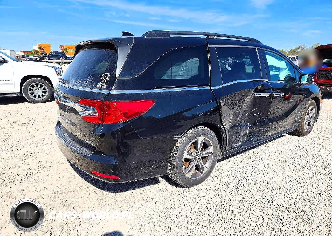 2018 Honda Odyssey Touring VIN:5FNRL6H86JB001541 - 3