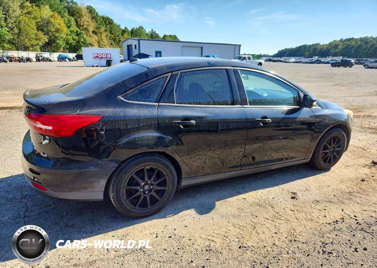 2015 Ford Focus Se VIN:1FADP3F28FL262191 - 3