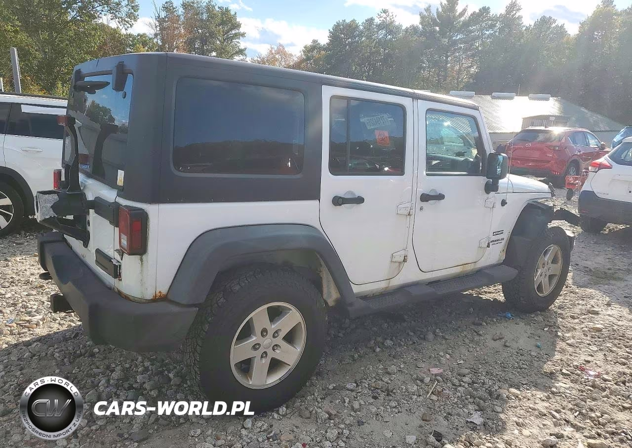 2013 Jeep Wrangler Unlimited Sport VIN:1C4BJWDG9DL702113 - 3