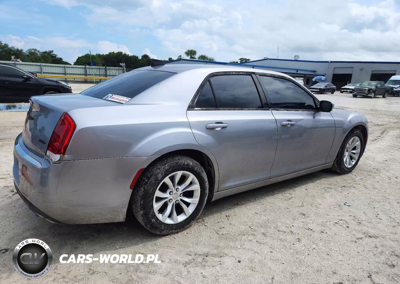 2015 Chrysler 300 Limited VIN:2C3CCAAGXFH786761 - 3
