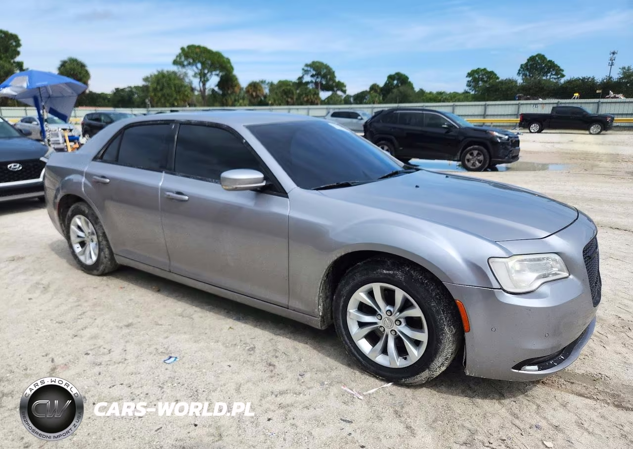 2015 Chrysler 300 Limited VIN:2C3CCAAGXFH786761 - 4