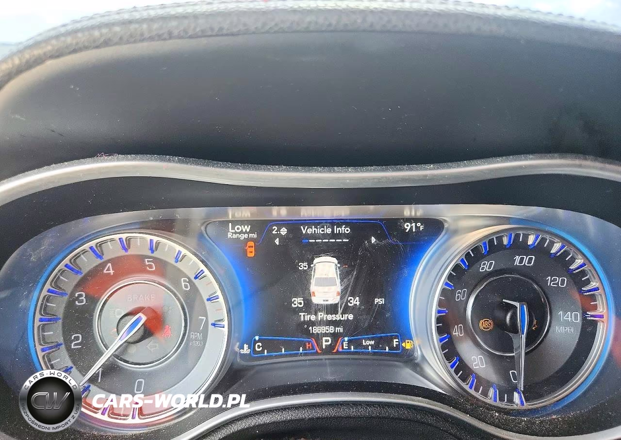 2015 Chrysler 300 Limited VIN:2C3CCAAGXFH786761 - 9
