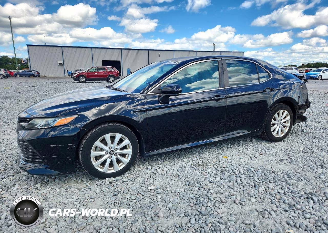 2018 Toyota Camry Le VIN:4T1B11HK2JU023657 - 1