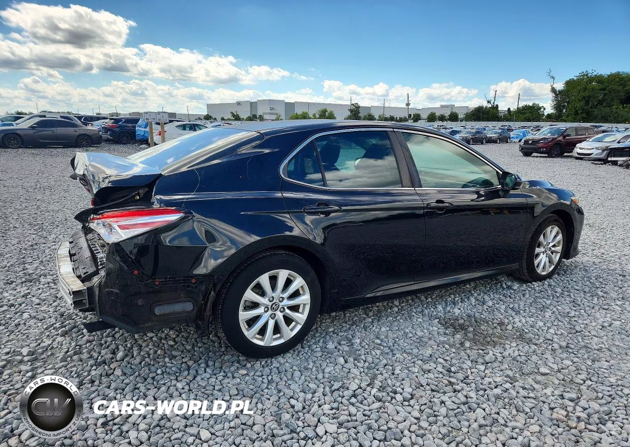 2018 Toyota Camry Le VIN:4T1B11HK2JU023657 - 3