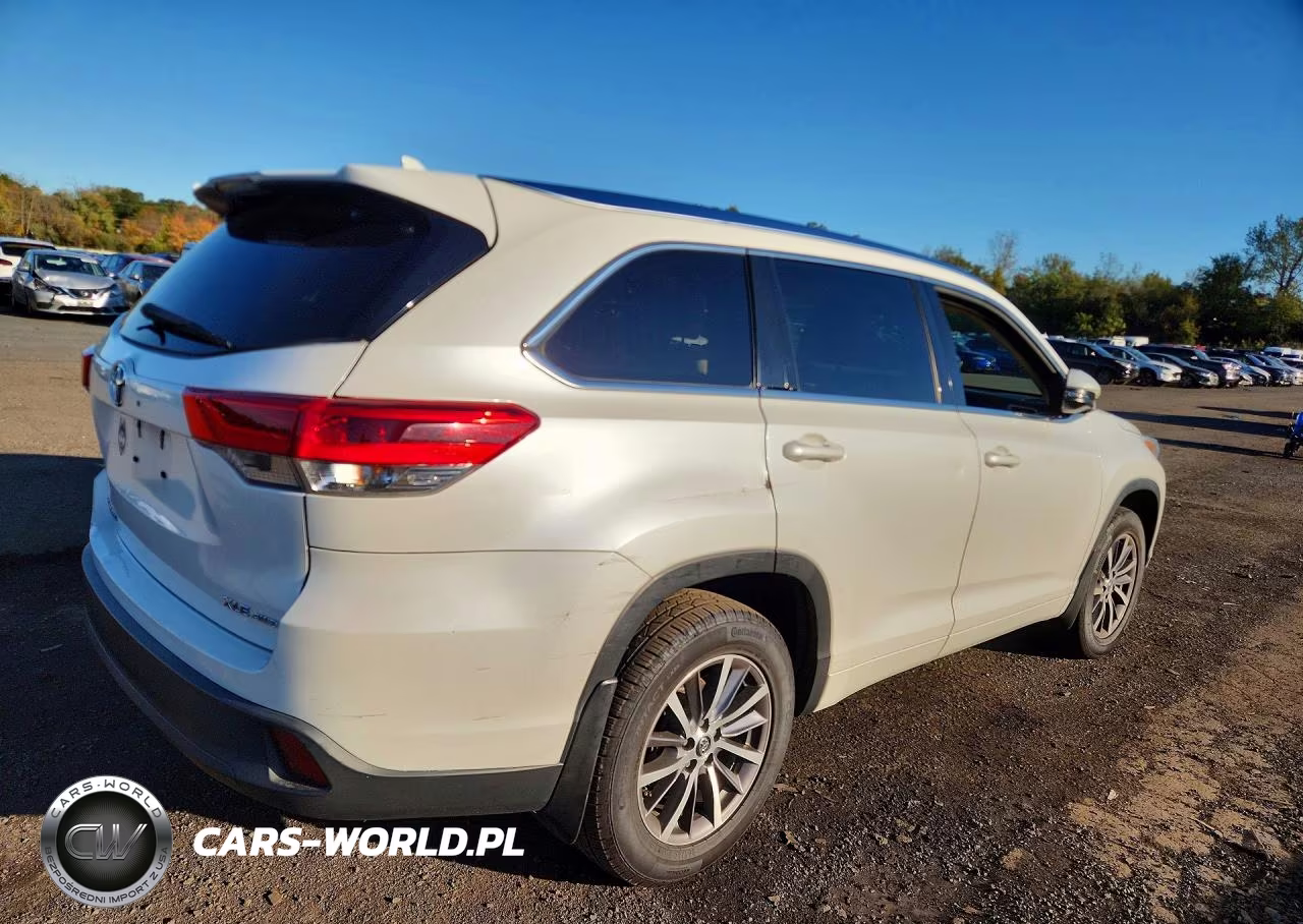 2018 Toyota Highlander Xle VIN:5TDJZRFH5JS864343 - 3