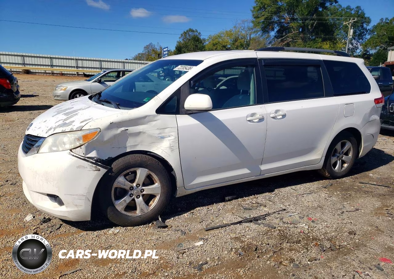 2014 Toyota Sienna Le – zdjęcie 1 z 13
