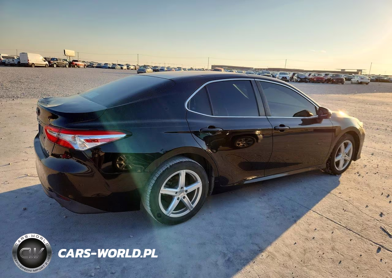 2018 Toyota Camry Le VIN:4T1B11HK1JU129307 - 3